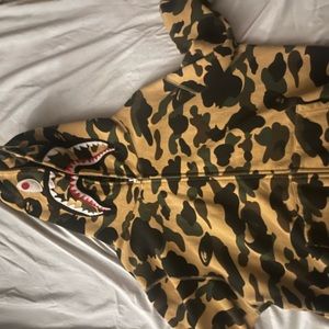 Bape hoodie size XL worn twice bought for 400 looking to sell it for 250-300